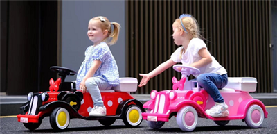 12V muinasjutu vanema ja lapse vankrisõit autoga